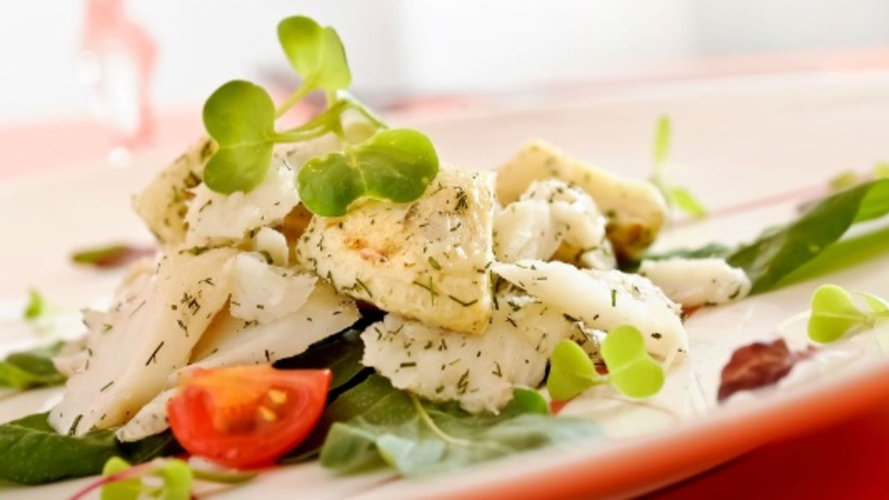 Salada de Bacalhau com Alcachofra Marinada e Minibrotos