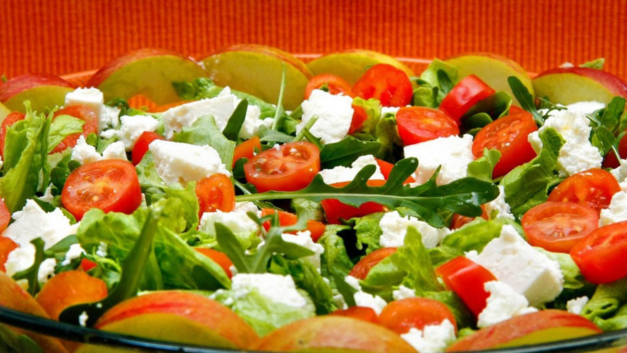 Salada de Alface com Laranja, Feijão e Queijo Feta